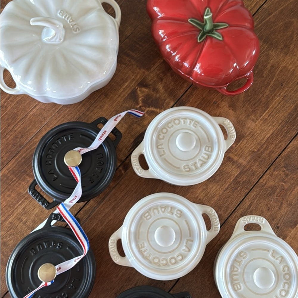 Staub Collection - 8 pieces - Cocottes 3-Black 3-white, tomato and pumpkin